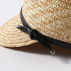 Chapeau En Paille Style Casquette Entouré Par Une Lanière Noire -Chapeau Chic Soldes 15314 64b96d