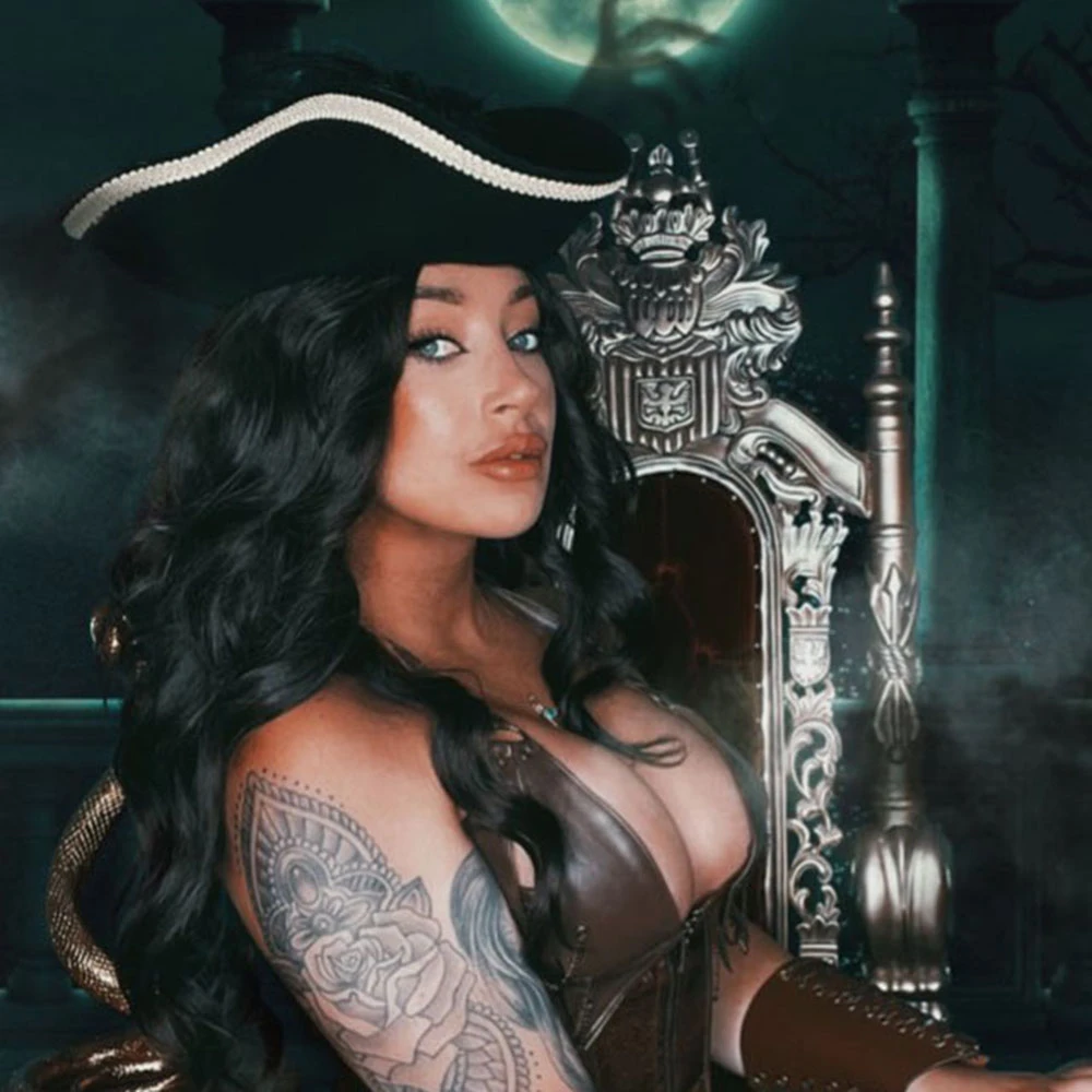 Chapeau Tricorne à Plume Blanche 7 Chapeau Tricorne à Plume Blanche – Image 5