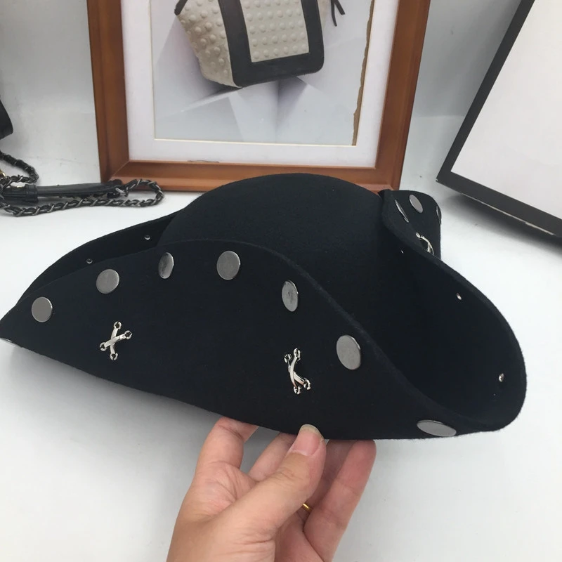 Chapeau Tricorne Avec Décorations Métalliques 8 Chapeau Tricorne Avec Décorations Métalliques – Image 6