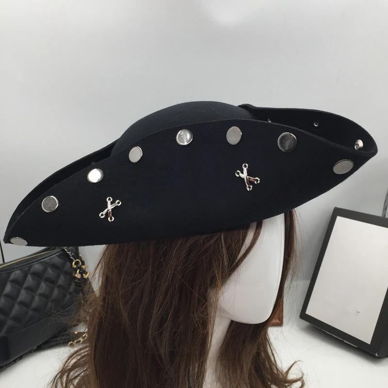 Chapeau Tricorne Avec Décorations Métalliques 4 Chapeau Tricorne Avec Décorations Métalliques – Image 2