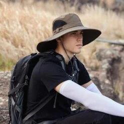 Chapeau De Randonnée Vert Kaki Au Bord Large Avec Cordon De Serrage 7 Chapeau De Randonnée Vert Kaki Au Bord Large Avec Cordon De Serrage -Chapeau Chic Soldes IMG 1 1 3