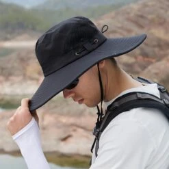 Chapeau De Randonnée Noir à Bord Large Avec Cordon De Serrage 9 Chapeau De Randonnée Noir à Bord Large Avec Cordon De Serrage -Chapeau Chic Soldes IMG 3657