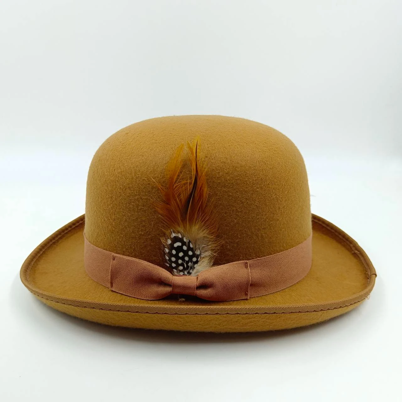 Chapeau Melon à Décoration De Plumes 7 Chapeau Melon à Décoration De Plumes – Image 5