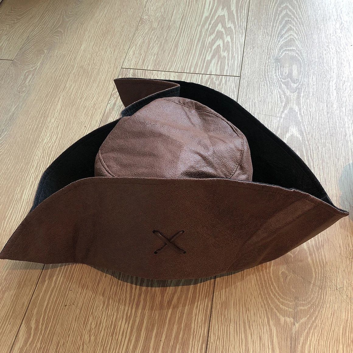 Chapeau Pirate Tricorne Marron Avec Perruque 5 Chapeau Pirate Tricorne Marron Avec Perruque – Image 3